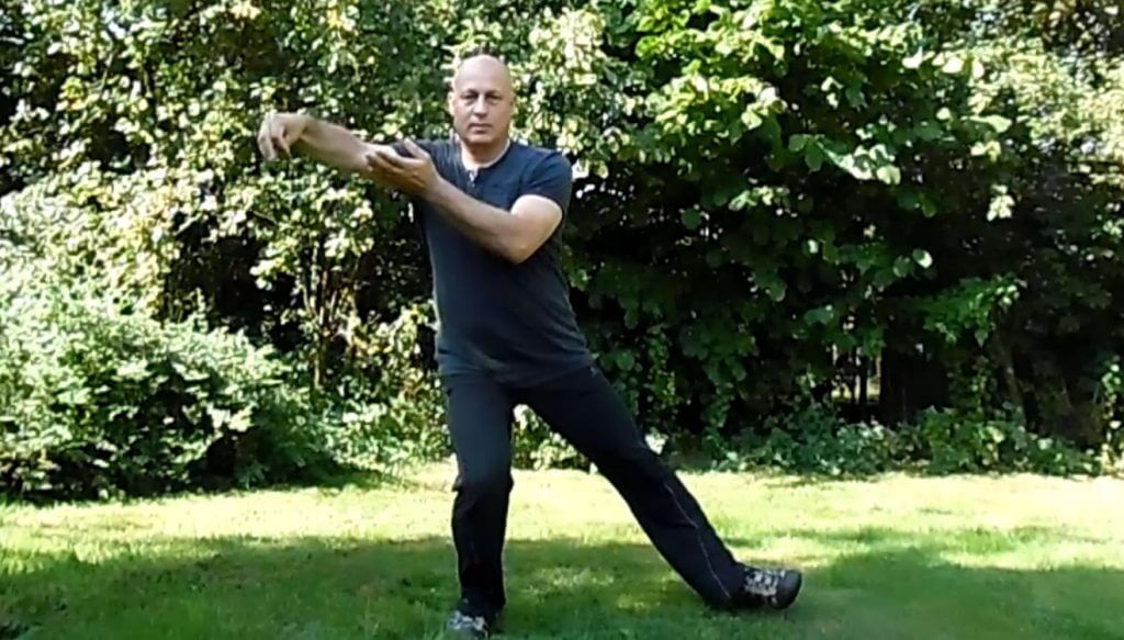 Lage zweep en gouuden haan staat op een been