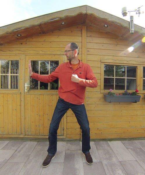 Qigong - Acht stukken Brocade; oefening 2: Span de boog en schiet de havik